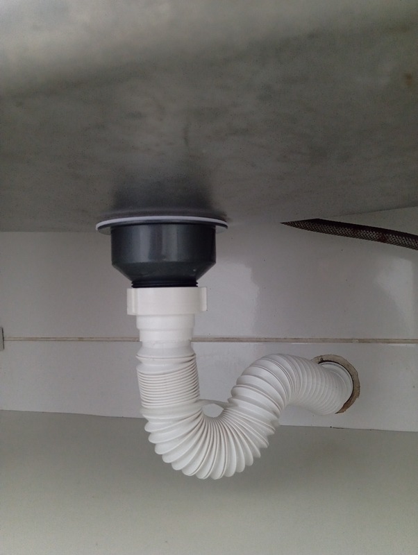 Sifão flexível instalado sob pia