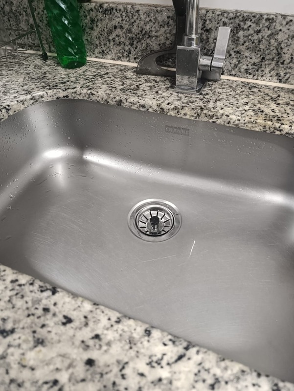 Pia de cozinha em inox com torneira