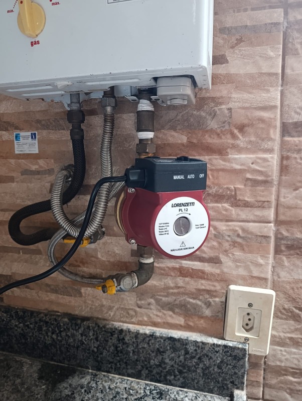 Pressurizador instalado sob aquecedor
