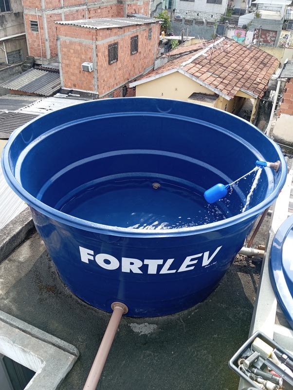 Caixa d'água azul instalada